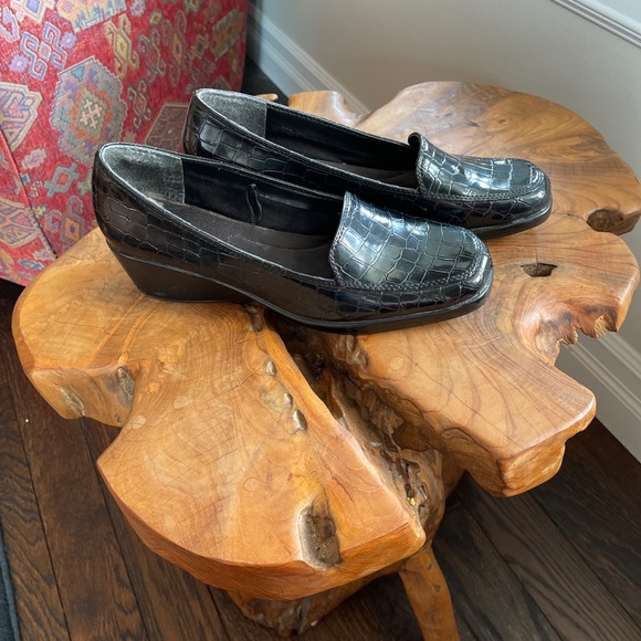 Ladies croco print slip on loafers - Picture 2 of 3